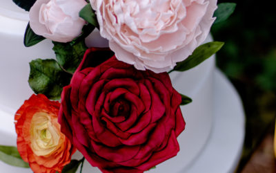 Quels types de fleurs peut on utiliser sur un gâteau de mariage ?